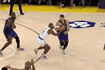 IM体育在线注册-包含职业篮球赛场上激烈对决，双方争分夺秒的词条