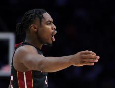 IM体育在线注册-包含热火轻取湖人B队，米切尔高光表现的词条