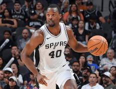 IM体育App下载-尼克斯险胜独行侠，巴恩斯送出助攻的简单介绍