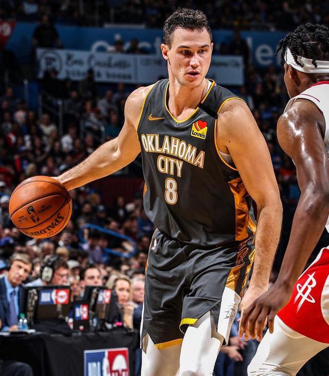 IM体育社区互动入口-勇士爆冷雄鹿B队,加里纳利送出助攻