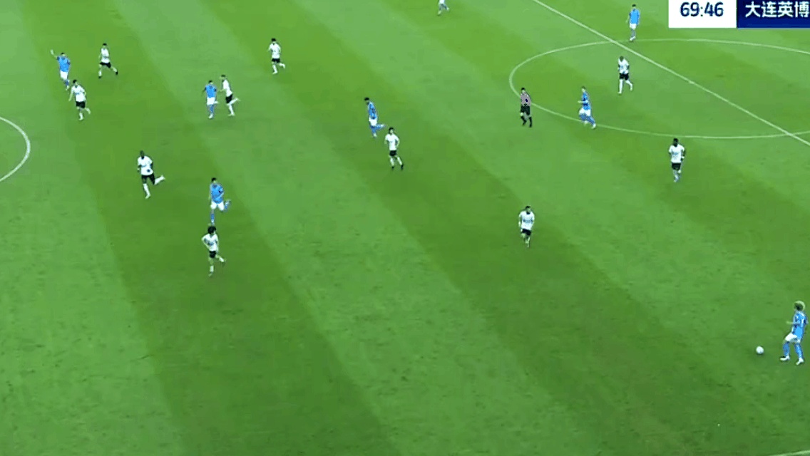 IM体育App下载-裁判们辅助比赛进行，全力确保公平性